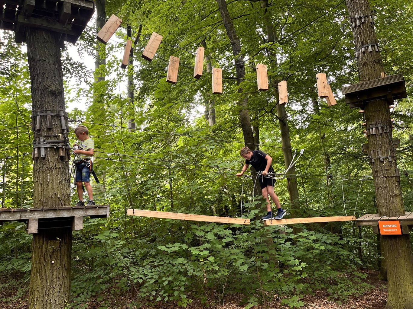 Kinder beim Klettern auf dem Balken-Parcours im Abenteuerpark Gera
