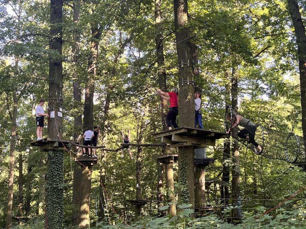 Mehrere Besucher auf den Holzplattformen in verschiedenen Höhen